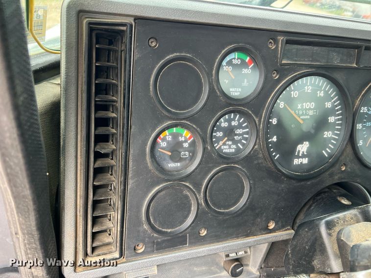 image for item LI9727 1994 Mack CH613  semi truck