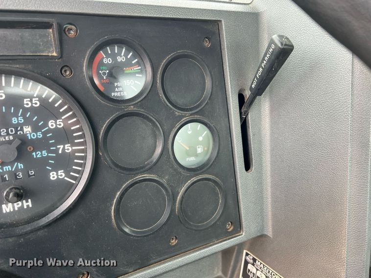 image for item LI9727 1994 Mack CH613  semi truck