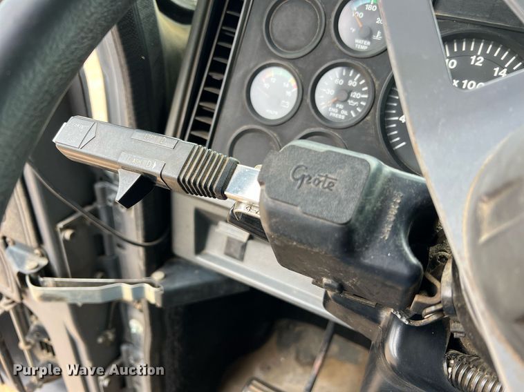 image for item LI9727 1994 Mack CH613  semi truck