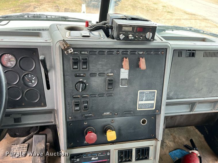 image for item LI9727 1994 Mack CH613  semi truck