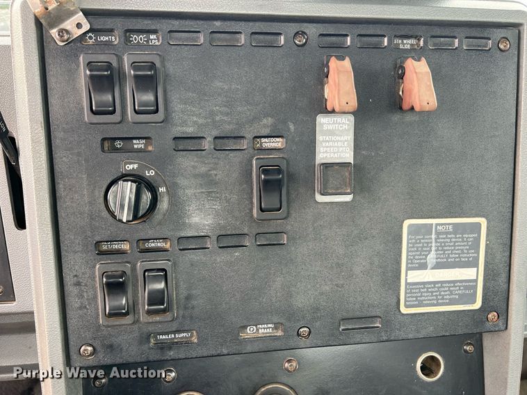 image for item LI9727 1994 Mack CH613  semi truck