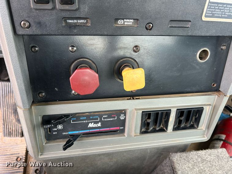 image for item LI9727 1994 Mack CH613  semi truck