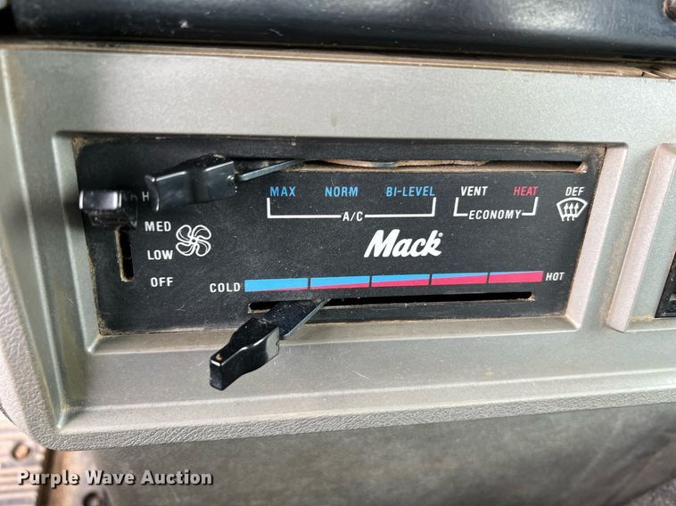 image for item LI9727 1994 Mack CH613  semi truck