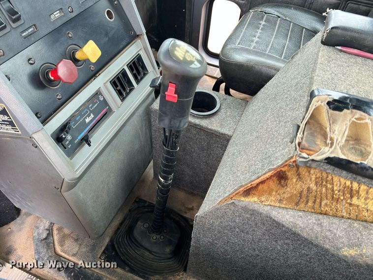 image for item LI9727 1994 Mack CH613  semi truck