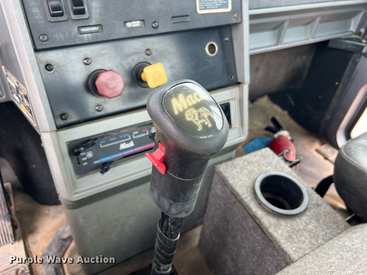 image for item LI9727 1994 Mack CH613  semi truck