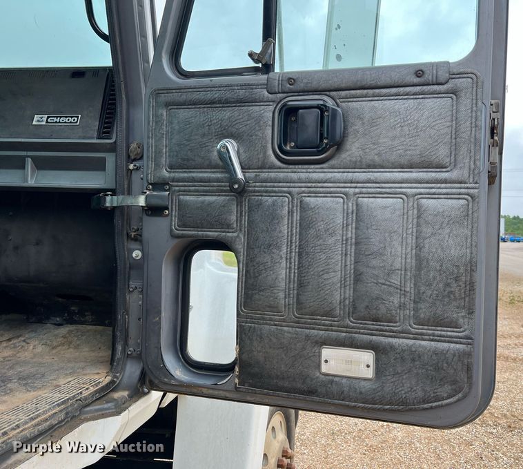 image for item LI9727 1994 Mack CH613  semi truck