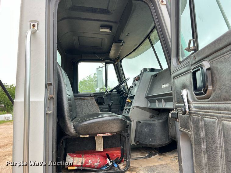 image for item LI9727 1994 Mack CH613  semi truck