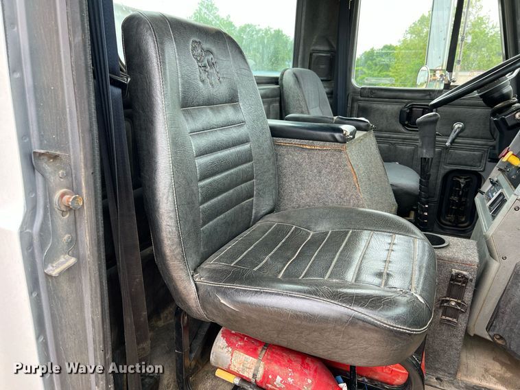 image for item LI9727 1994 Mack CH613  semi truck