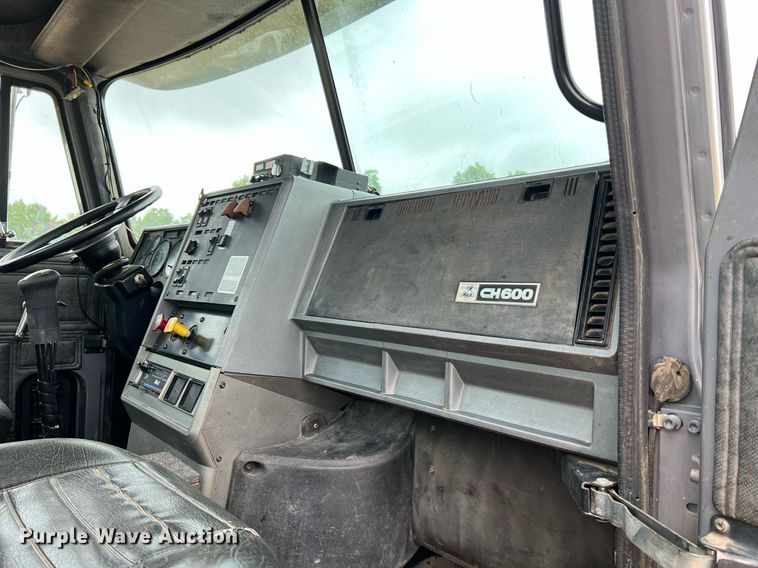 image for item LI9727 1994 Mack CH613  semi truck