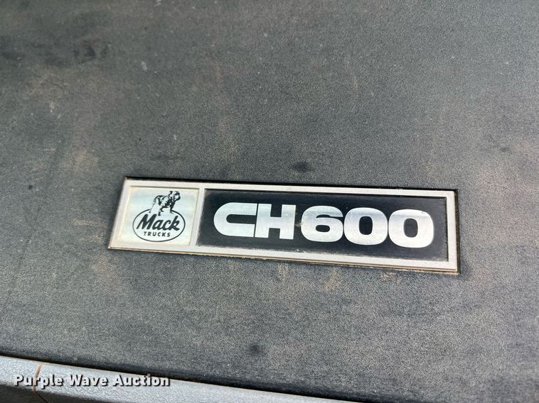 image for item LI9727 1994 Mack CH613  semi truck