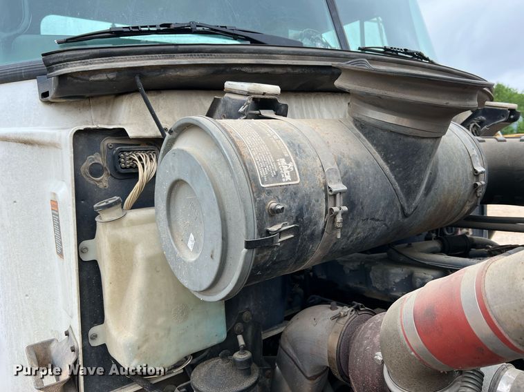 image for item LI9727 1994 Mack CH613  semi truck