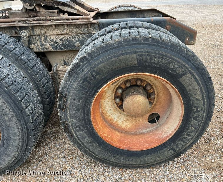 image for item LI9727 1994 Mack CH613  semi truck