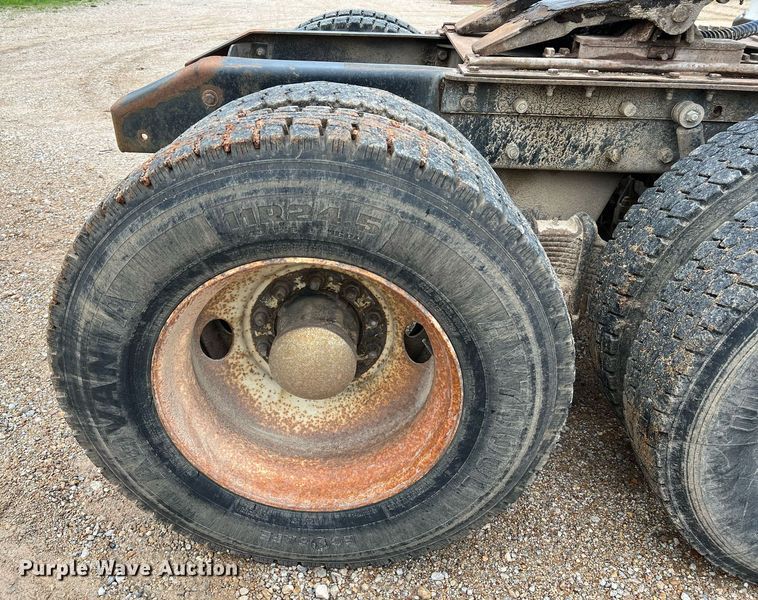 image for item LI9727 1994 Mack CH613  semi truck