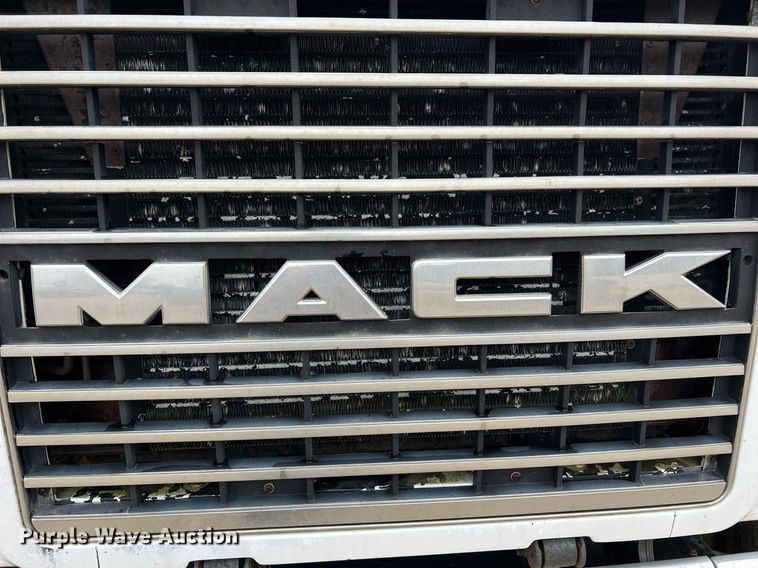 image for item LI9727 1994 Mack CH613  semi truck