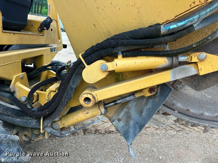 image for item LI9733 2006 Vermeer RT1250  rock saw