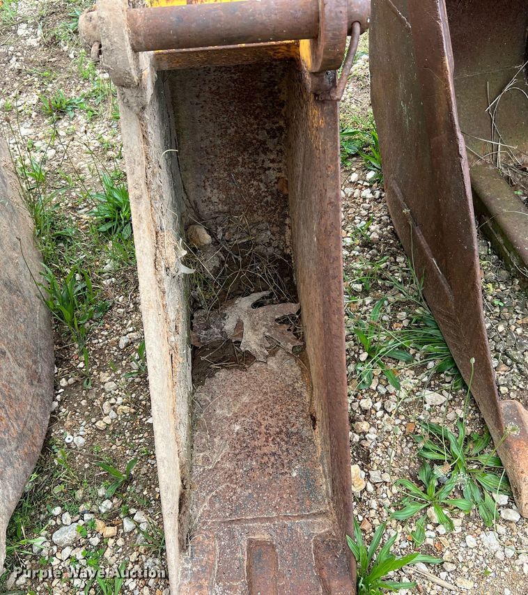 image for item LI9750 (4) backhoe buckets