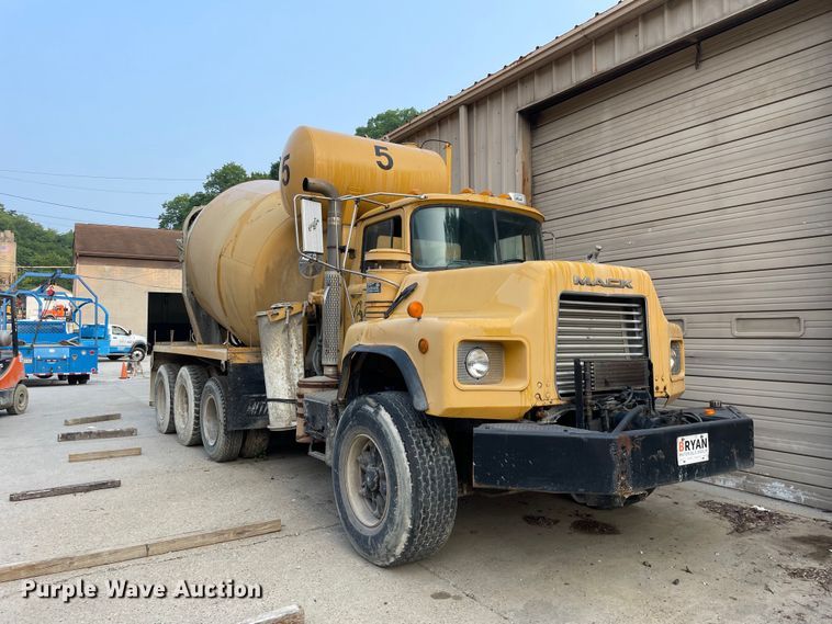 image for item LJ9709 1999 Mack DM690S  ready mix truck