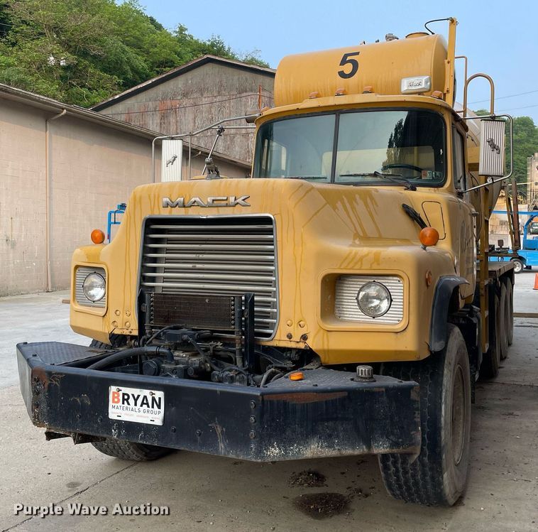 image for item LJ9709 1999 Mack DM690S  ready mix truck