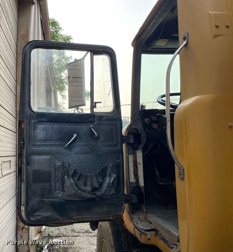 image for item LJ9709 1999 Mack DM690S  ready mix truck