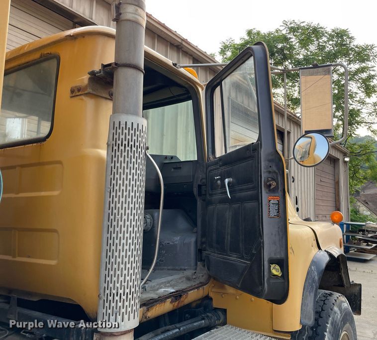 image for item LJ9709 1999 Mack DM690S  ready mix truck