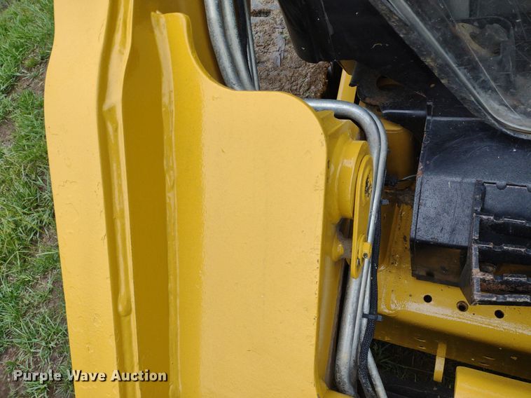 image for item LL9153 2013 Caterpillar 277C Series II  tracked skid steer loader