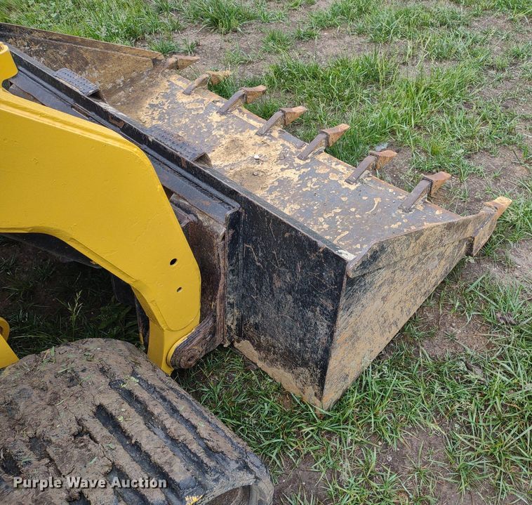 image for item LL9153 2013 Caterpillar 277C Series II  tracked skid steer loader