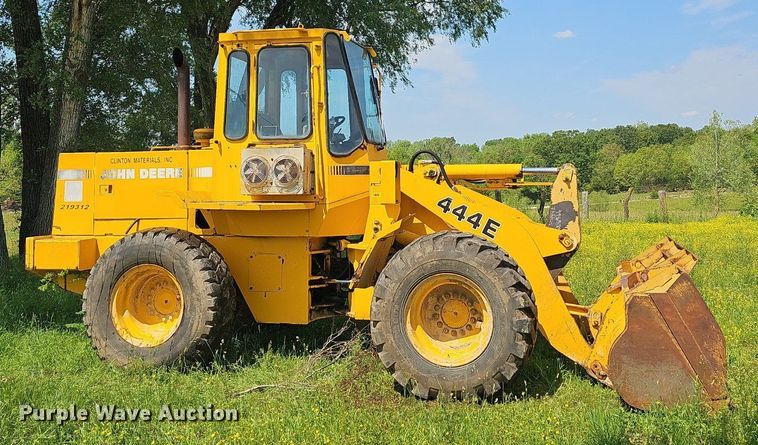 image for item LW9620 1992 John Deere 444E  wheel loader
