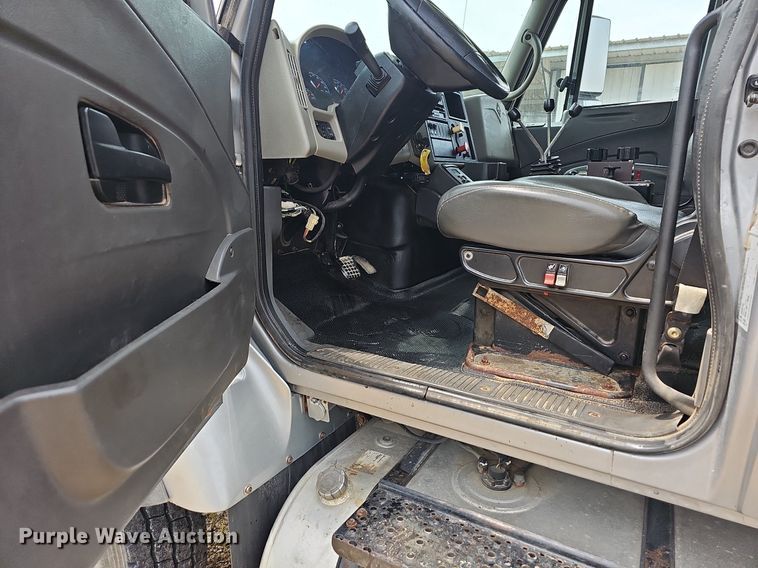 image for item LW9625 2009 International WorkStar 7400  dump truck