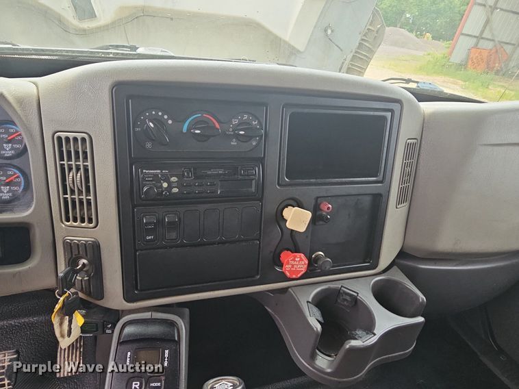 image for item LW9625 2009 International WorkStar 7400  dump truck