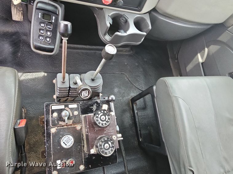 image for item LW9625 2009 International WorkStar 7400  dump truck