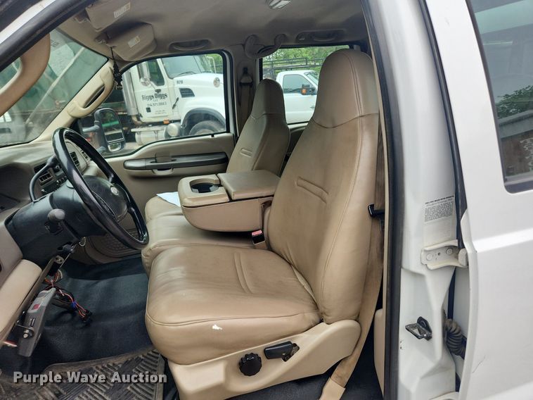 image for item LX9567 2003 Ford F550 Super Duty XL  Crew Cab utility / service truck