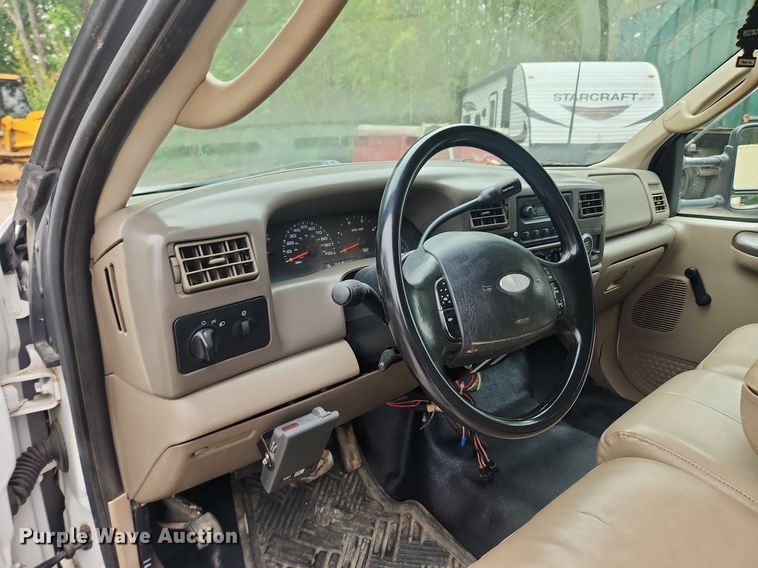 image for item LX9567 2003 Ford F550 Super Duty XL  Crew Cab utility / service truck
