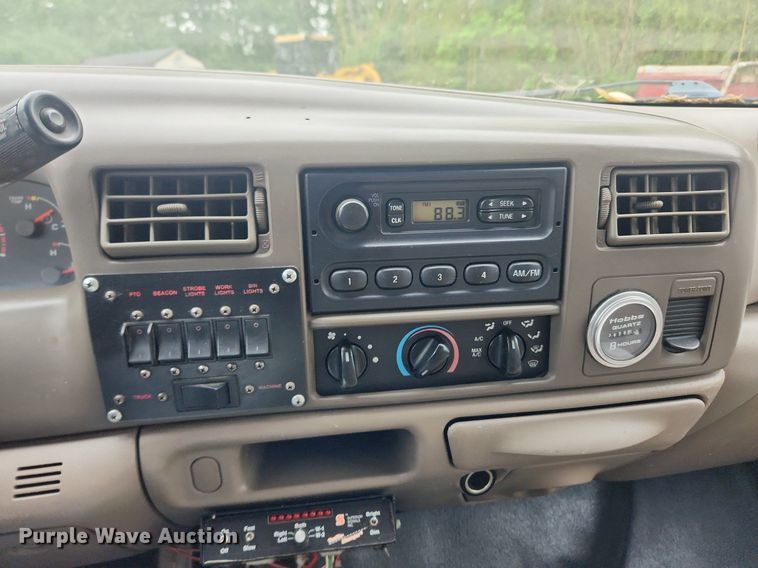 image for item LX9567 2003 Ford F550 Super Duty XL  Crew Cab utility / service truck