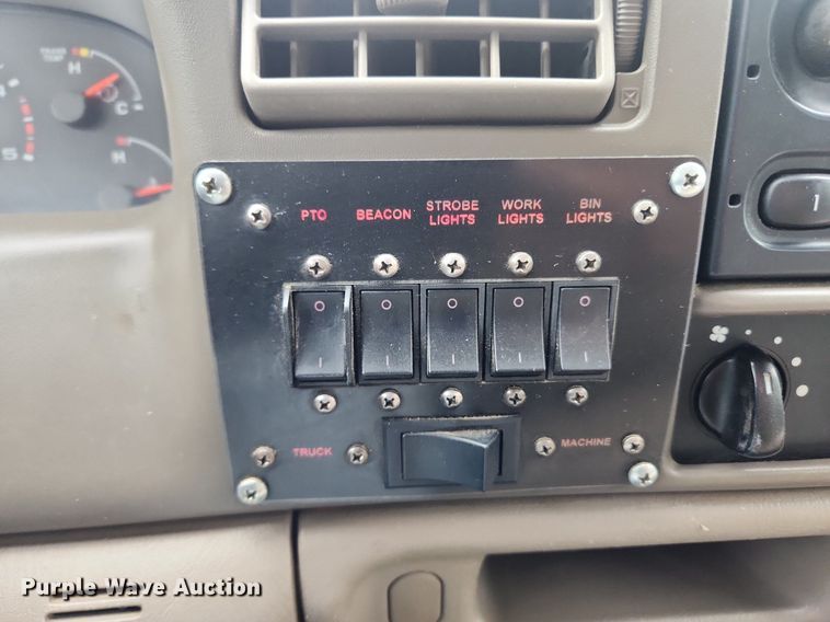 image for item LX9567 2003 Ford F550 Super Duty XL  Crew Cab utility / service truck