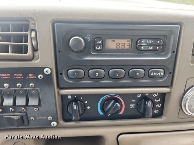 image for item LX9567 2003 Ford F550 Super Duty XL  Crew Cab utility / service truck