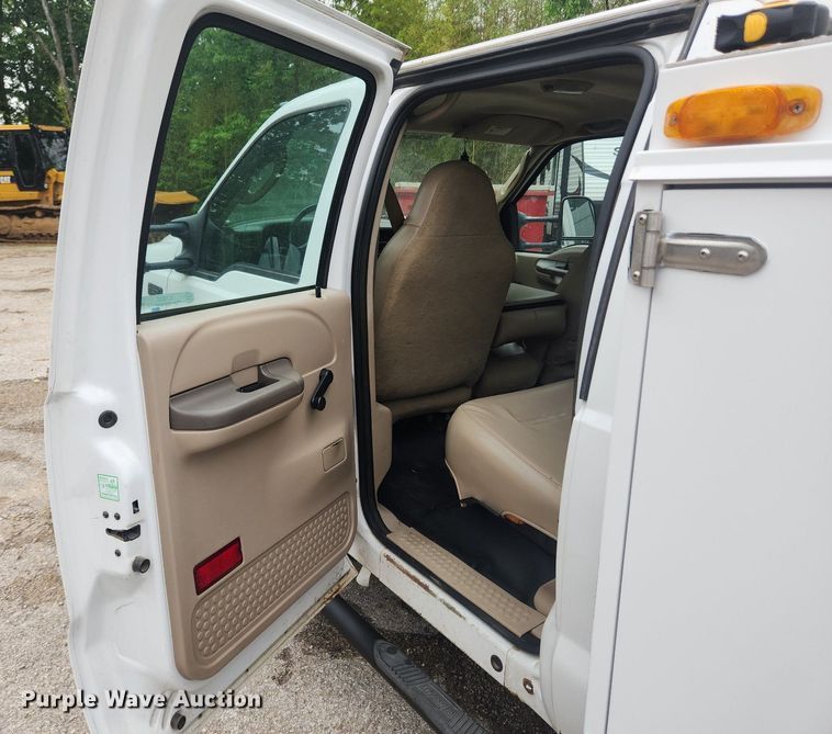 image for item LX9567 2003 Ford F550 Super Duty XL  Crew Cab utility / service truck