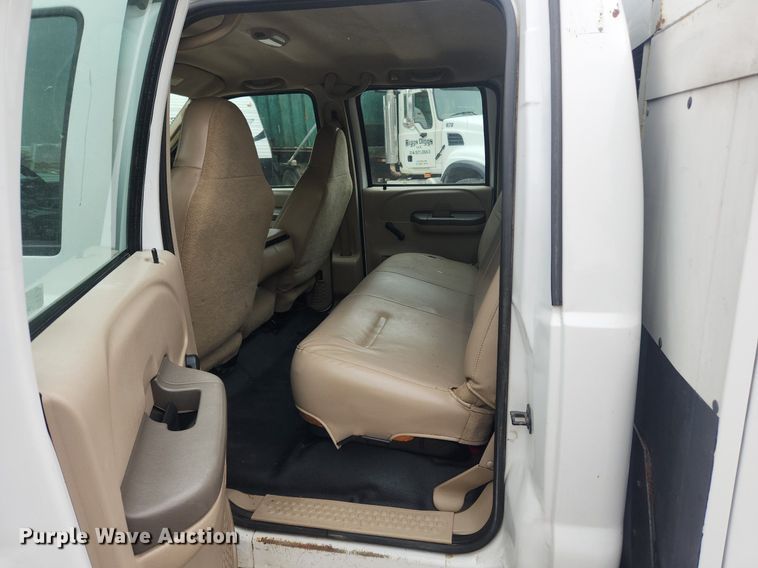 image for item LX9567 2003 Ford F550 Super Duty XL  Crew Cab utility / service truck