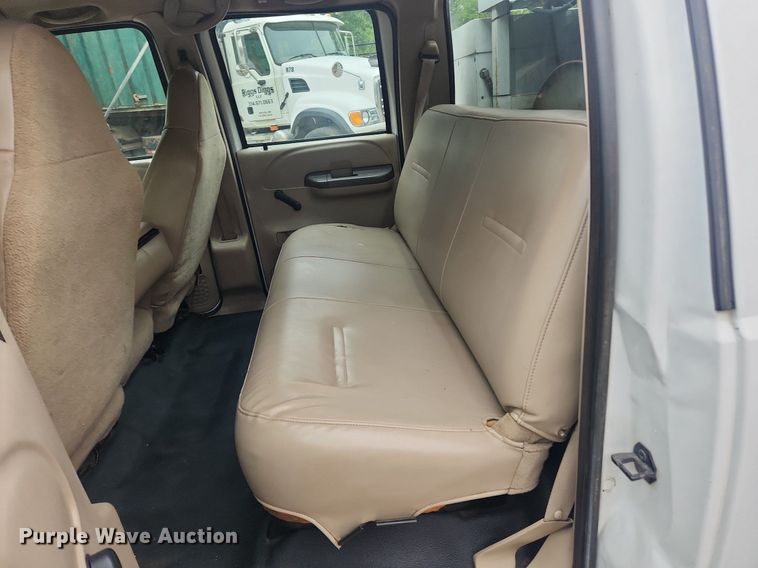 image for item LX9567 2003 Ford F550 Super Duty XL  Crew Cab utility / service truck