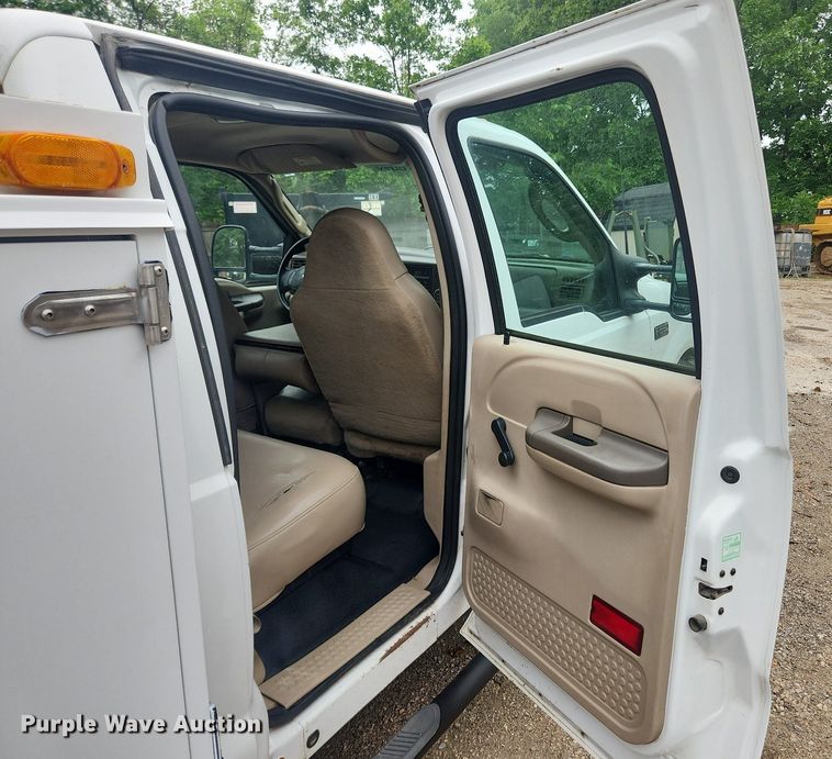 image for item LX9567 2003 Ford F550 Super Duty XL  Crew Cab utility / service truck