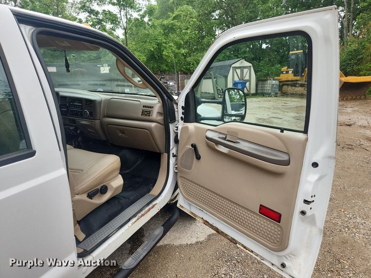 image for item LX9567 2003 Ford F550 Super Duty XL  Crew Cab utility / service truck