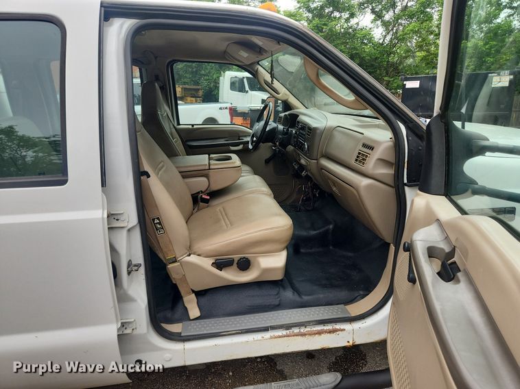 image for item LX9567 2003 Ford F550 Super Duty XL  Crew Cab utility / service truck