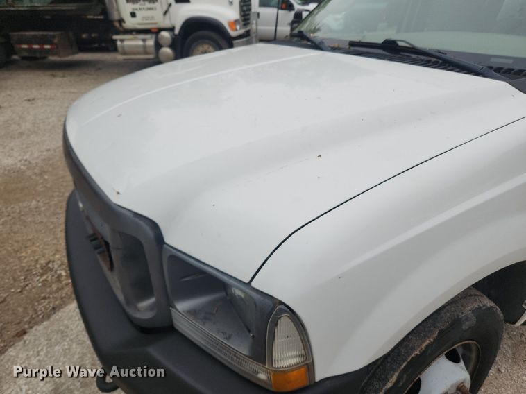 image for item LX9567 2003 Ford F550 Super Duty XL  Crew Cab utility / service truck