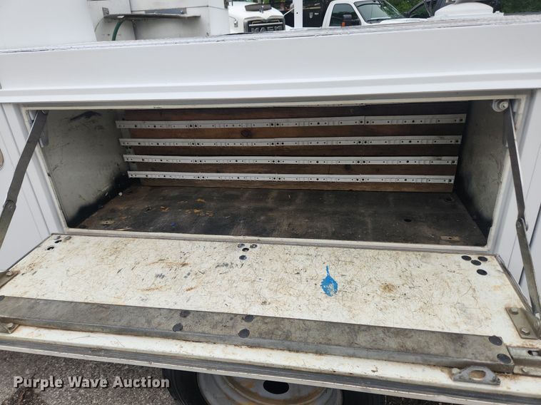 image for item LX9567 2003 Ford F550 Super Duty XL  Crew Cab utility / service truck