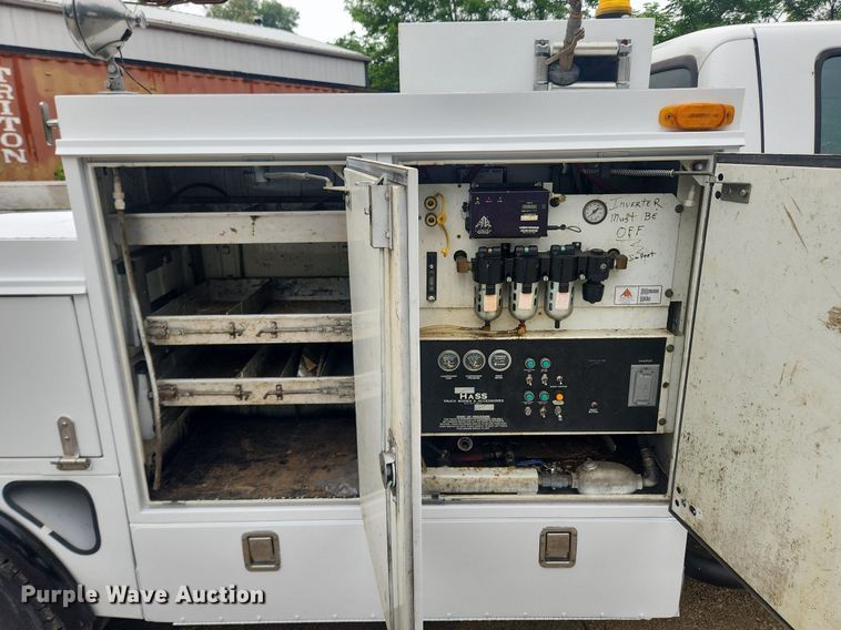 image for item LX9567 2003 Ford F550 Super Duty XL  Crew Cab utility / service truck