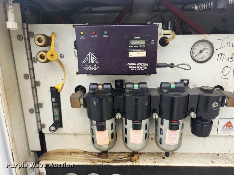 image for item LX9567 2003 Ford F550 Super Duty XL  Crew Cab utility / service truck