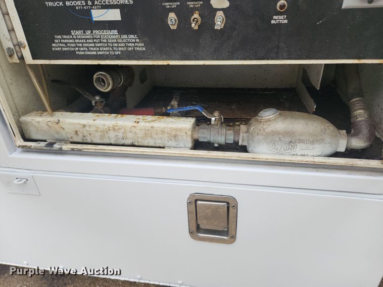 image for item LX9567 2003 Ford F550 Super Duty XL  Crew Cab utility / service truck