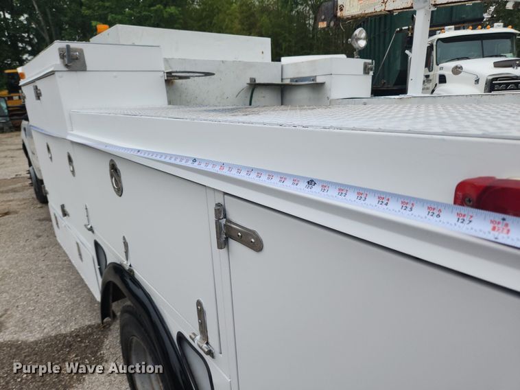 image for item LX9567 2003 Ford F550 Super Duty XL  Crew Cab utility / service truck