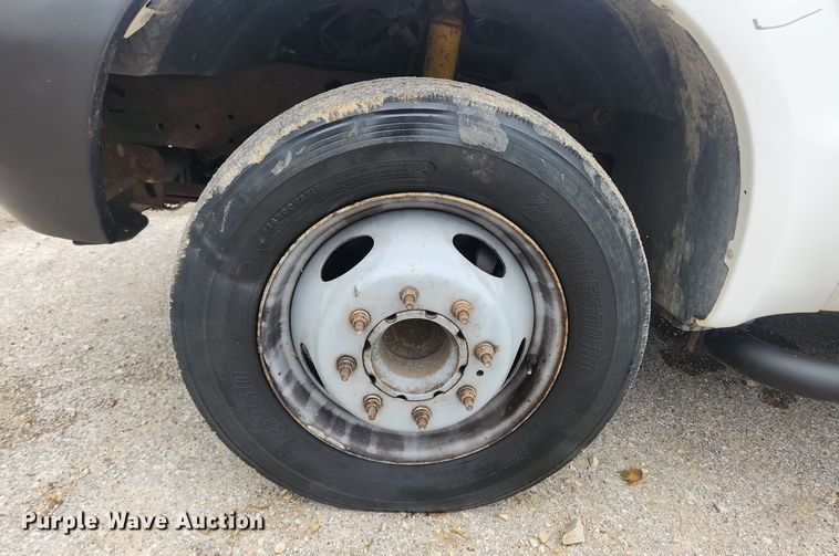 image for item LX9567 2003 Ford F550 Super Duty XL  Crew Cab utility / service truck