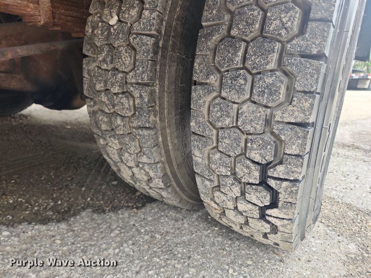 image for item LX9567 2003 Ford F550 Super Duty XL  Crew Cab utility / service truck