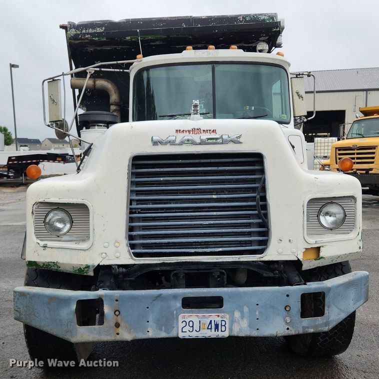 image for item LX9579 1999 Mack DM690S  dump truck